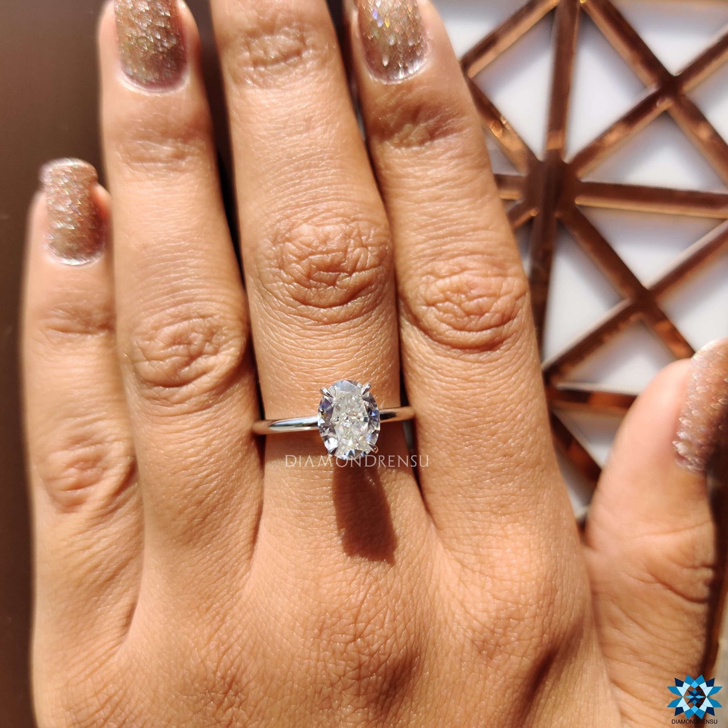 This elegant oval moissanite ring is perfect for engagement or special occasions, featuring a stunning center stone.