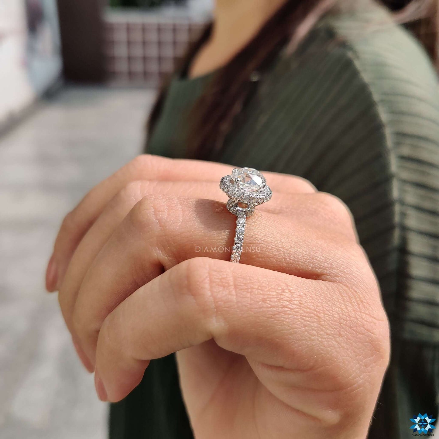 round moissanite ring