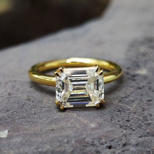 East to West Trellis 2.00 CT Emerald Solitaire Moissanite verenički prsten