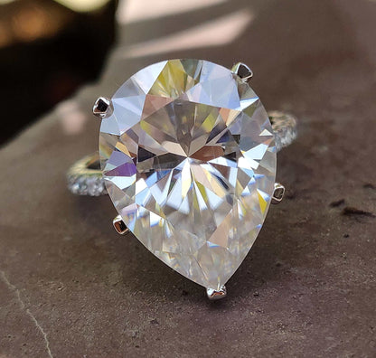 Skriveni oreol sa Pave Set Classic 10.66 TW zaručnički prsten od kruške Moissanite