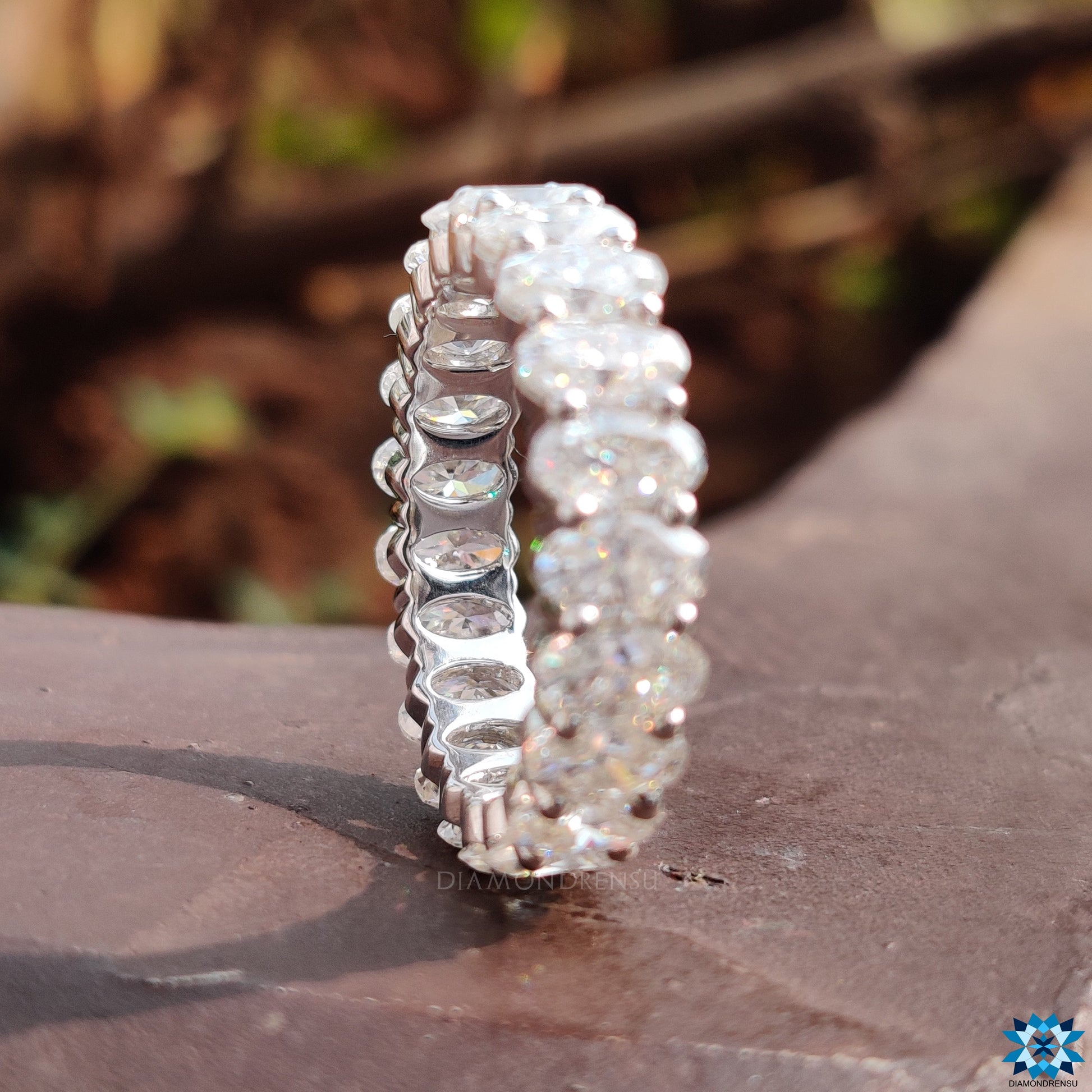 Stunning round prong setting that enhances the beauty of the oval wedding band for timeless elegance.
